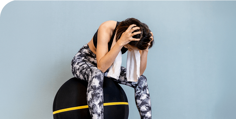 女性が悩んでる写真