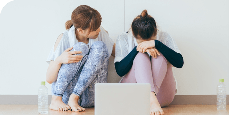 女性が悩んでる写真